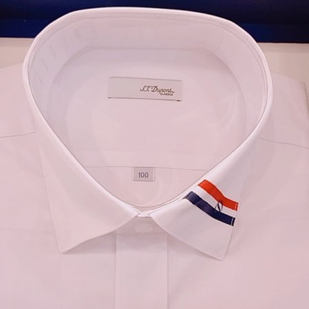 실리콘와펜이 디자인이된 컴포터블 셔츠