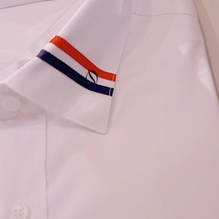 실리콘와펜이 디자인이된 컴포터블 셔츠