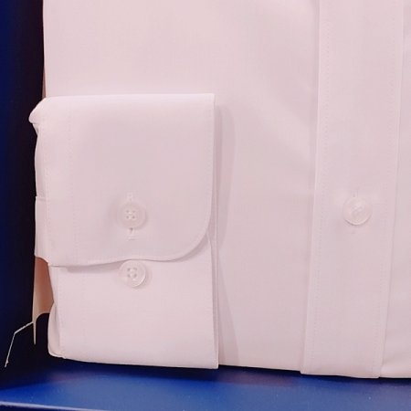 실리콘와펜이 디자인이된 컴포터블 셔츠