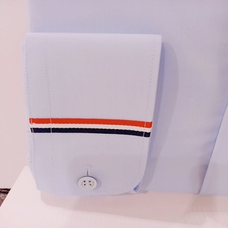 삼색 TAPE로 패치로 포인트를준셔츠