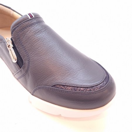 가벼운 발등 지퍼 디테일 여성 슬립온