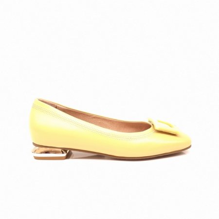 포인트 장식이 멋스러운 플랫라인 슈즈