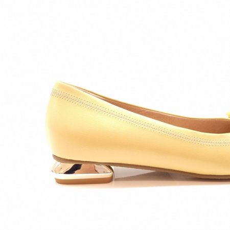 포인트 장식이 멋스러운 플랫라인 슈즈