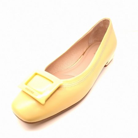 포인트 장식이 멋스러운 플랫라인 슈즈