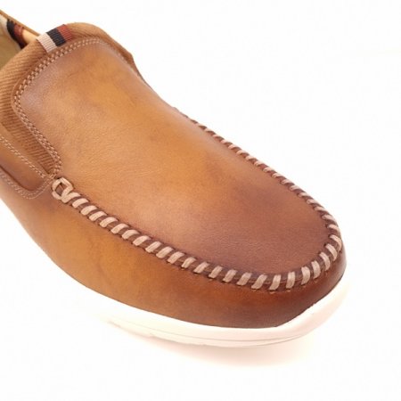 캐주얼이 잘 어울리는 남성 슬립온