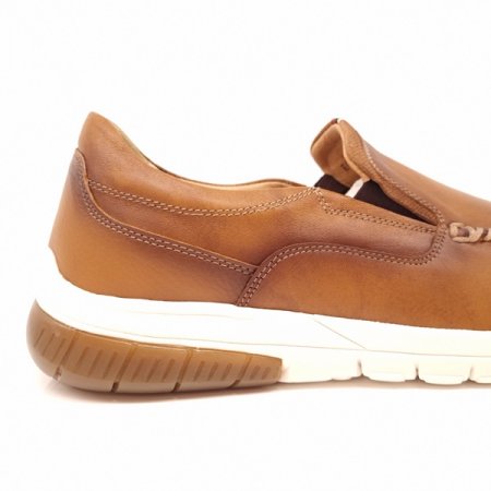 캐주얼이 잘 어울리는 남성 슬립온