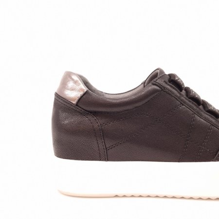 큐빅장식이 돋보이는 키높이 스니커즈