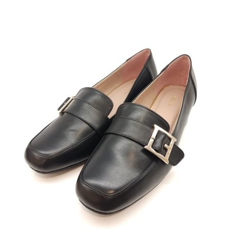 골드포인트 장식이 돋보이는 세미 로퍼