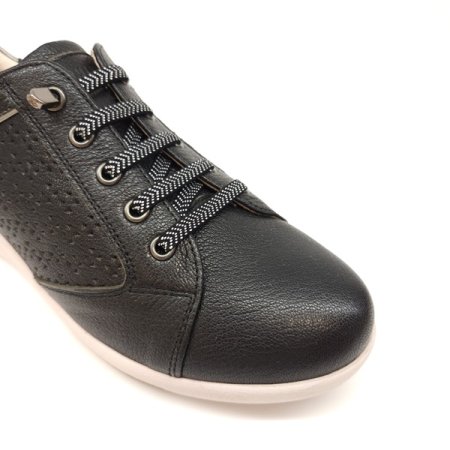 컴포트한 경량 펀칭 디테일 스니커즈