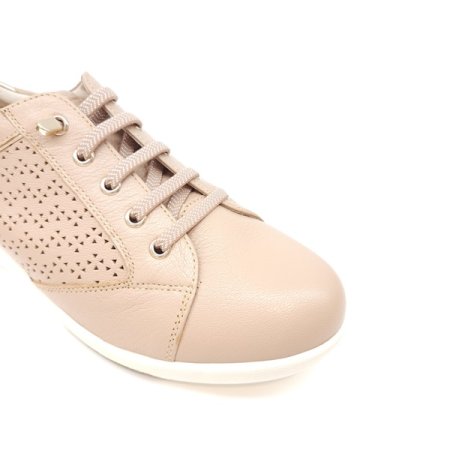 컴포트한 경량 펀칭 디테일 스니커즈