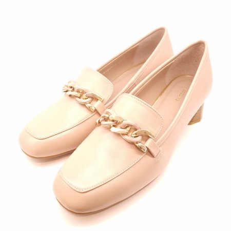 골드 포인트 장식이 돋보이는 세미로퍼