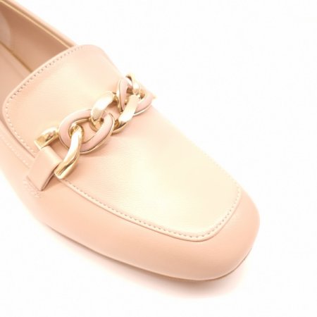 골드 포인트 장식이 돋보이는 세미로퍼