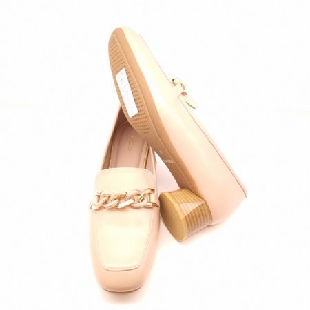 골드 포인트 장식이 돋보이는 세미로퍼