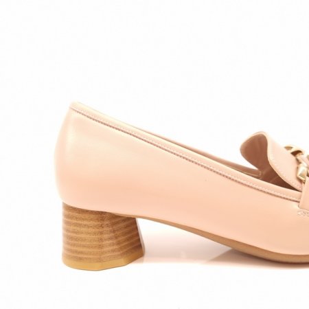 골드 포인트 장식이 돋보이는 세미로퍼