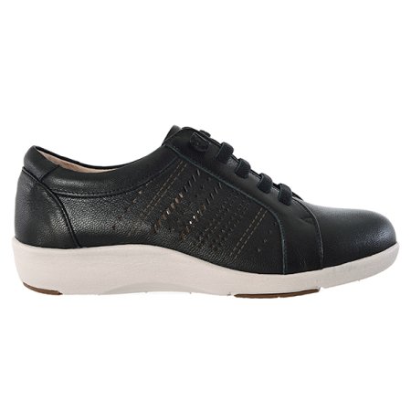 펀칭 디테일 경량 스니커즈