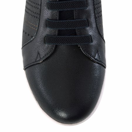 펀칭 디테일 경량 스니커즈