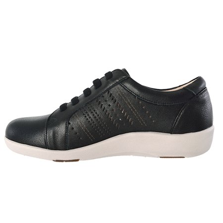 펀칭 디테일 경량 스니커즈