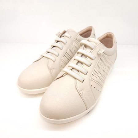 펀칭 디테일 경량 스니커즈