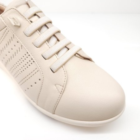 펀칭 디테일 경량 스니커즈