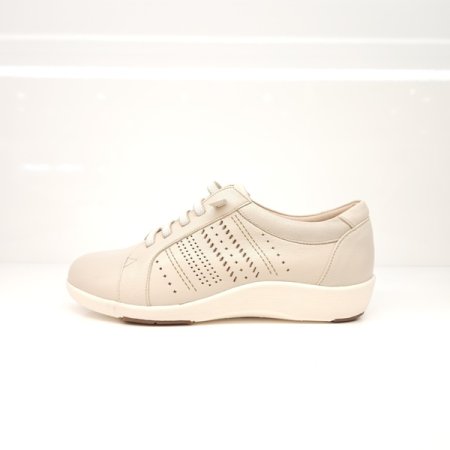 펀칭 디테일 경량 스니커즈