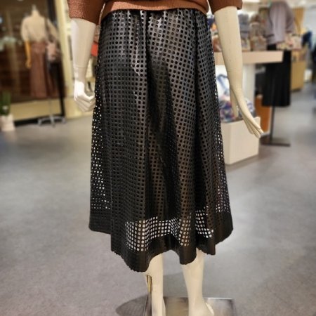 펀칭 에코 가죽 스커트