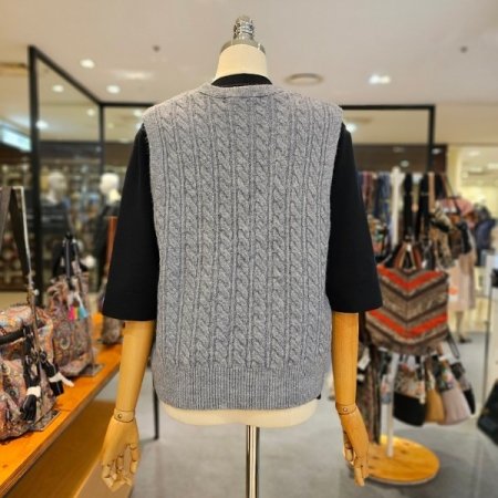 단추 포인트 니트 베스트