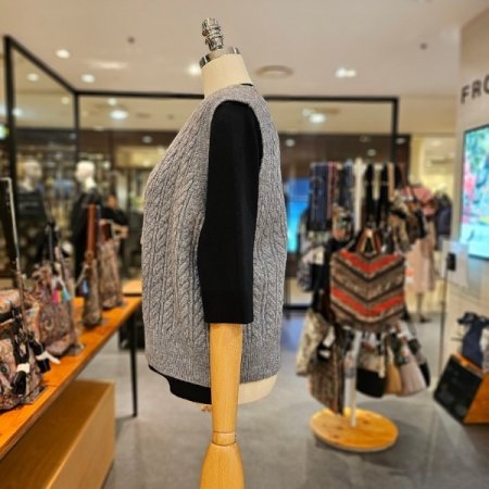 단추 포인트 니트 베스트