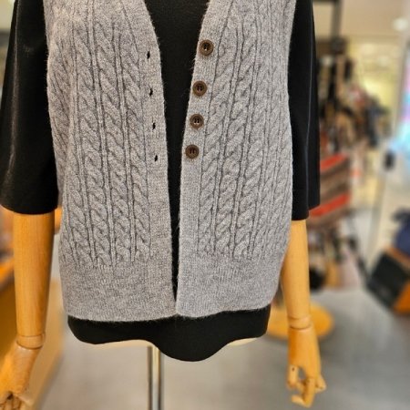 단추 포인트 니트 베스트