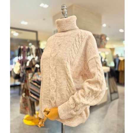 오버핏 꽈배기 터틀넥 니트