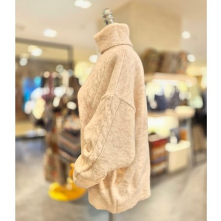 오버핏 꽈배기 터틀넥 니트