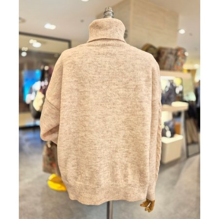 오버핏 꽈배기 터틀넥 니트