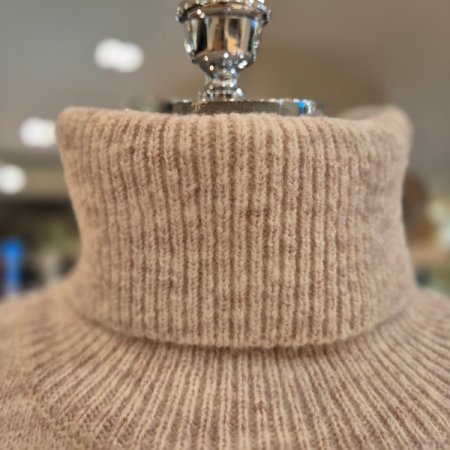 오버핏 꽈배기 터틀넥 니트