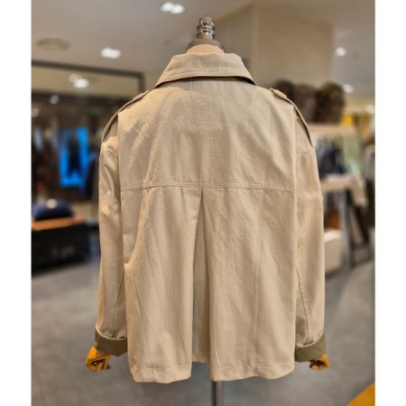 소매 배색 숏 트렌치코트